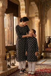 Women Printed Straight Kurta With Matching Girl Kurta Pyjama Set Mother Daughter Combo For Women & Girls (COMBO9032)