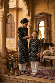 Women Printed Straight Kurta With Matching Girl Kurta Pyjama Set Mother Daughter Combo For Women & Girls (COMBO9032)