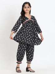 Women Printed Kurta With Matching Kids Kurta Set Mother Daughter Combo (COMBOMD9027)