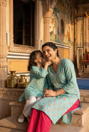 Women Printed Straight Kurta With Matching Girl Kurta Pyjama Set Mother Daughter Combo For Women & Girls (COMBO9033)