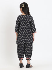 Women Printed Kurta With Matching Kids Kurta Set Mother Daughter Combo (COMBOMD9027)