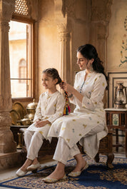 Women Printed Straight Kurta With Matching Girl Kurta Pyjama Set Mother Daughter Combo For Women & Girls (COMBO9034)