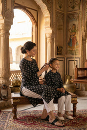 Women Printed Straight Kurta With Matching Girl Kurta Pyjama Set Mother Daughter Combo For Women & Girls (COMBO9032)